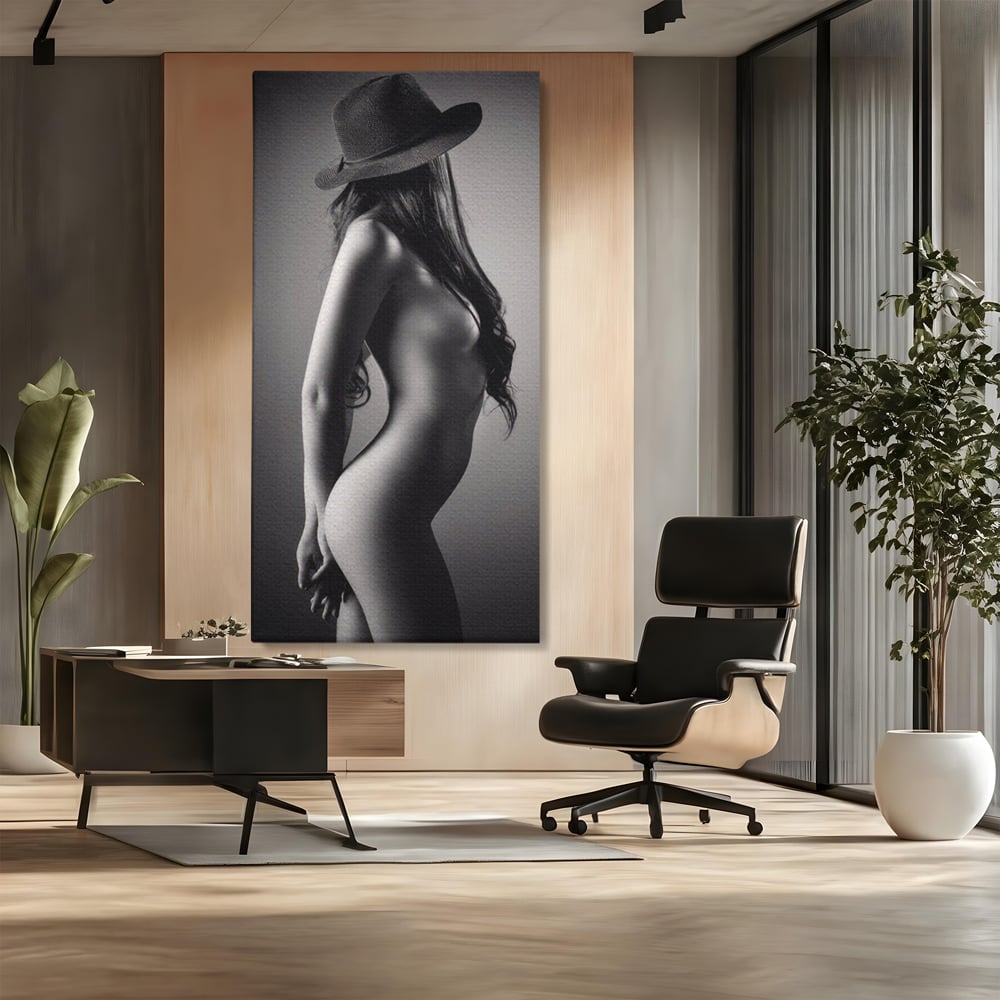 Tablou canvas cu tablou canvas cu silueta de femeie, fara rama, pe sasiu de lemn, pe perete intr-un birou